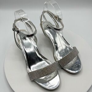 Fioni Size 6.5 Wide, silver rhinestone low heel strappy sandal shoe for women.